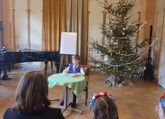 Antek Drużyński czyta tekst konkursowy