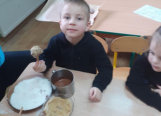 Grafika 12: Przygotowania do świąt