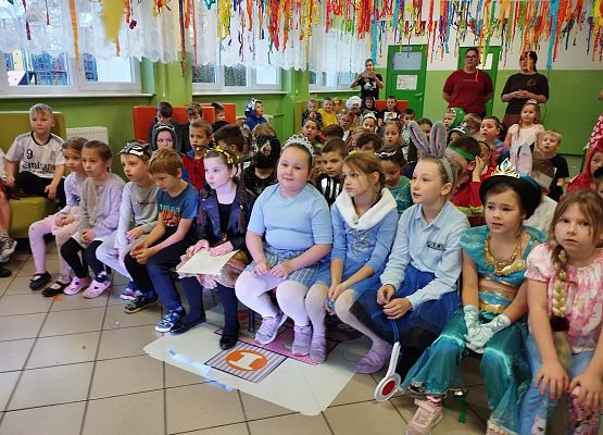 Grafika 1: Dzień postaci z bajek