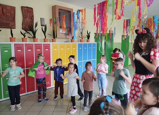 Grafika 8: Dzień postaci z bajek