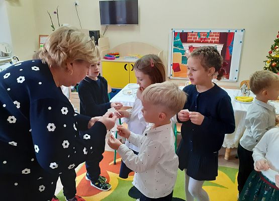 Grafika 4: PRZY WIGILIJNYM STOLE