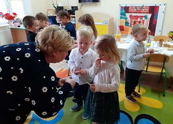 Grafika 7: PRZY WIGILIJNYM STOLE