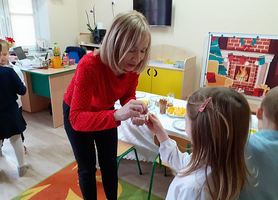 Grafika 6: PRZY WIGILIJNYM STOLE