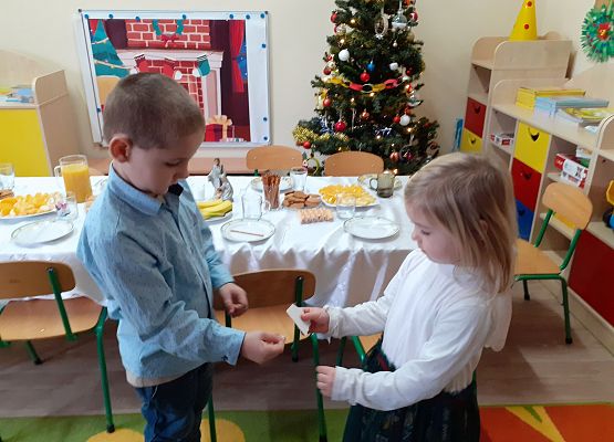 Grafika 8: PRZY WIGILIJNYM STOLE