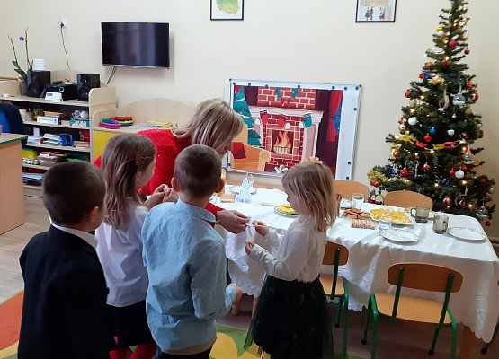 Grafika 16: PRZY WIGILIJNYM STOLE