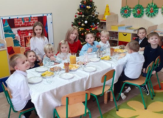 Grafika 1: PRZY WIGILIJNYM STOLE