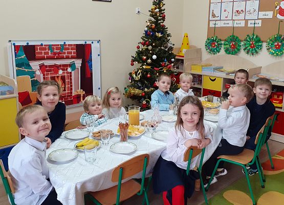 Grafika 17: PRZY WIGILIJNYM STOLE