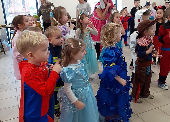 Grafika 23: MALI PRZEBIERAŃCY