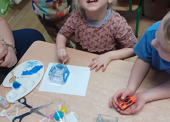 Grafika 2: Przygotowania dzieci z młodszej grupy do Dnia Babci i Dziadka