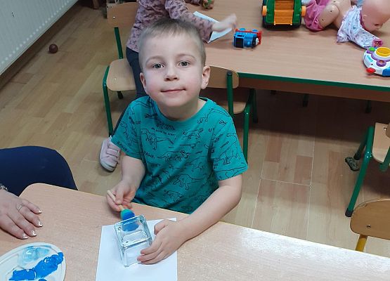 Grafika 3: Przygotowania dzieci z młodszej grupy do Dnia Babci i Dziadka