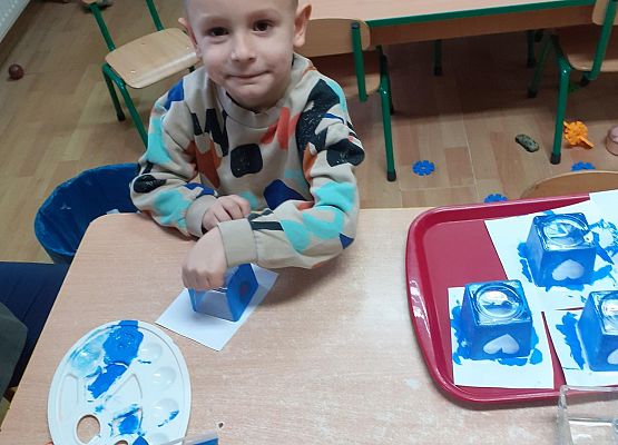 Grafika 7: Przygotowania dzieci z młodszej grupy do Dnia Babci i Dziadka