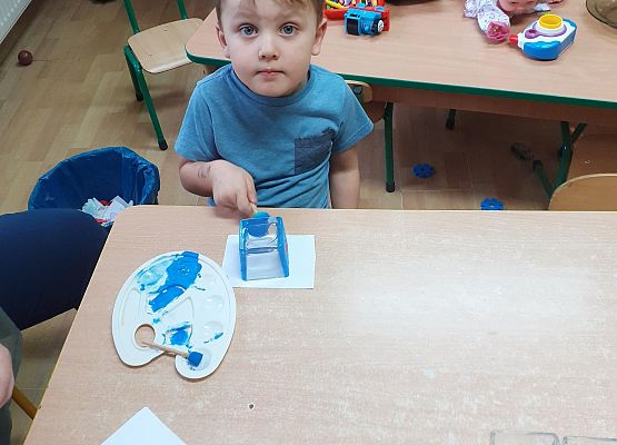 Grafika 1: Przygotowania dzieci z młodszej grupy do Dnia Babci i Dziadka