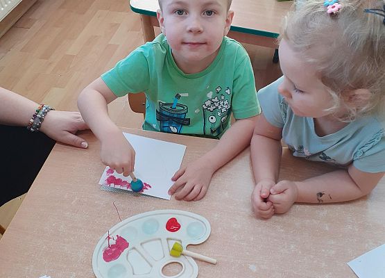 Grafika 10: Przygotowania dzieci z młodszej grupy do Dnia Babci i Dziadka