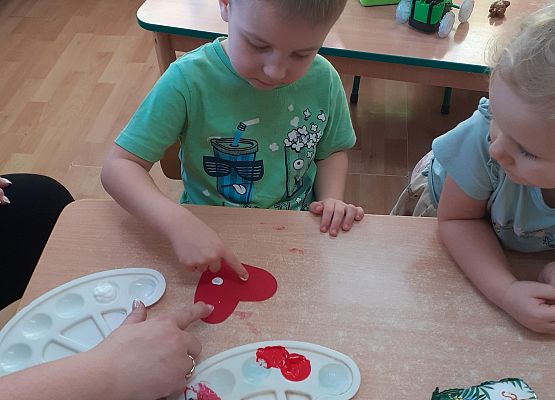 Grafika 11: Przygotowania dzieci z młodszej grupy do Dnia Babci i Dziadka