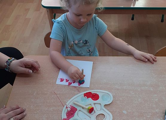 Grafika 12: Przygotowania dzieci z młodszej grupy do Dnia Babci i Dziadka