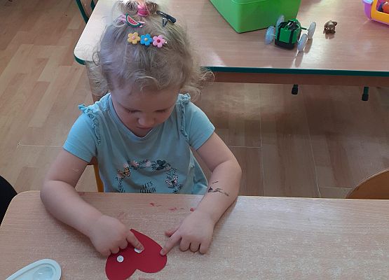 Grafika 13: Przygotowania dzieci z młodszej grupy do Dnia Babci i Dziadka