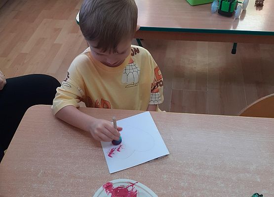 Grafika 14: Przygotowania dzieci z młodszej grupy do Dnia Babci i Dziadka