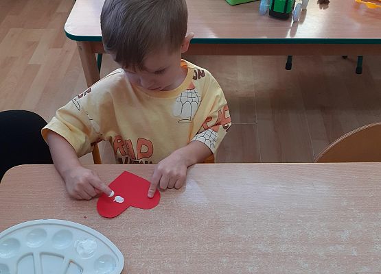 Grafika 15: Przygotowania dzieci z młodszej grupy do Dnia Babci i Dziadka