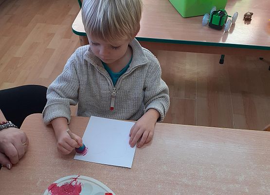 Grafika 16: Przygotowania dzieci z młodszej grupy do Dnia Babci i Dziadka