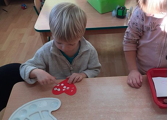 Grafika 17: Przygotowania dzieci z młodszej grupy do Dnia Babci i Dziadka