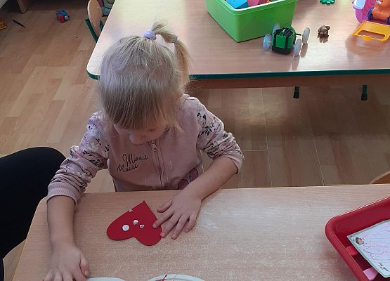 Grafika 19: Przygotowania dzieci z młodszej grupy do Dnia Babci i Dziadka