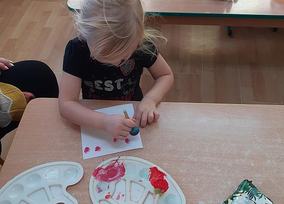 Grafika 20: Przygotowania dzieci z młodszej grupy do Dnia Babci i Dziadka