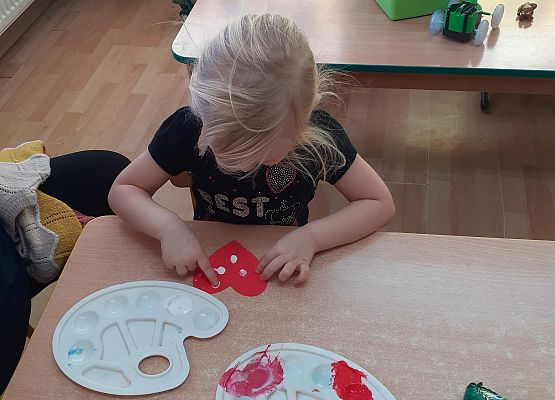 Grafika 21: Przygotowania dzieci z młodszej grupy do Dnia Babci i Dziadka