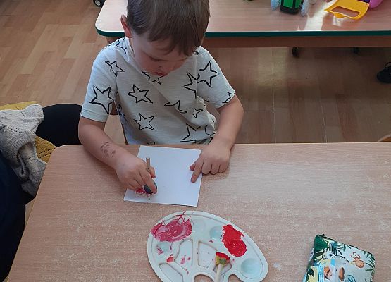 Grafika 22: Przygotowania dzieci z młodszej grupy do Dnia Babci i Dziadka