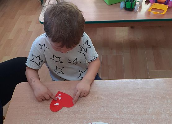 Grafika 23: Przygotowania dzieci z młodszej grupy do Dnia Babci i Dziadka