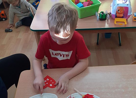 Grafika 25: Przygotowania dzieci z młodszej grupy do Dnia Babci i Dziadka