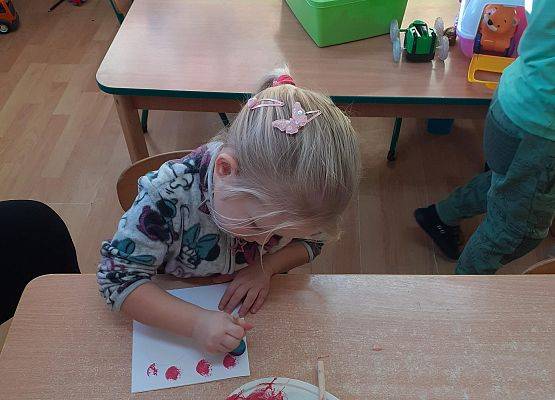 Grafika 9: Przygotowania dzieci z młodszej grupy do Dnia Babci i Dziadka