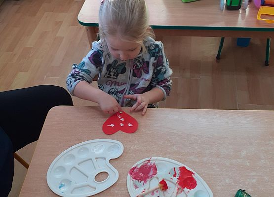 Grafika 8: Przygotowania dzieci z młodszej grupy do Dnia Babci i Dziadka