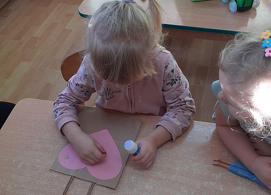 Grafika 27: Przygotowania dzieci z młodszej grupy do Dnia Babci i Dziadka