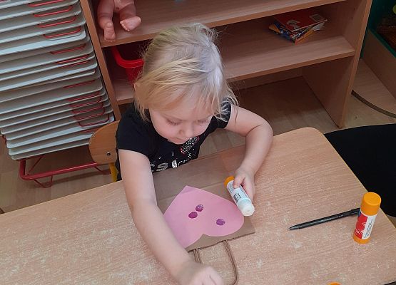 Grafika 28: Przygotowania dzieci z młodszej grupy do Dnia Babci i Dziadka