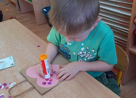 Grafika 33: Przygotowania dzieci z młodszej grupy do Dnia Babci i Dziadka