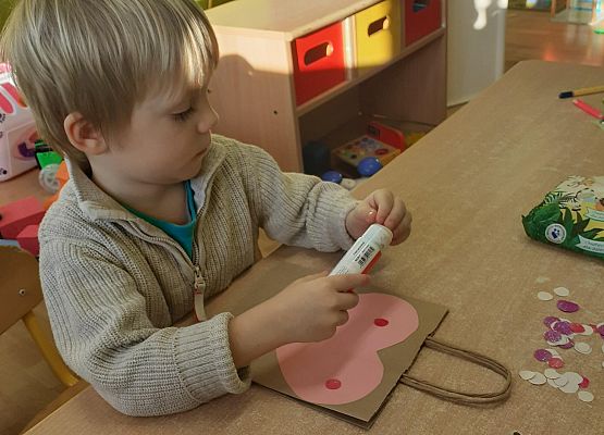 Grafika 26: Przygotowania dzieci z młodszej grupy do Dnia Babci i Dziadka