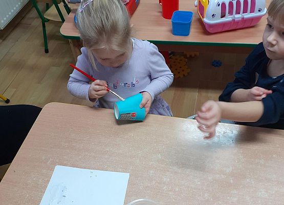 Grafika 35: Przygotowania dzieci z młodszej grupy do Dnia Babci i Dziadka