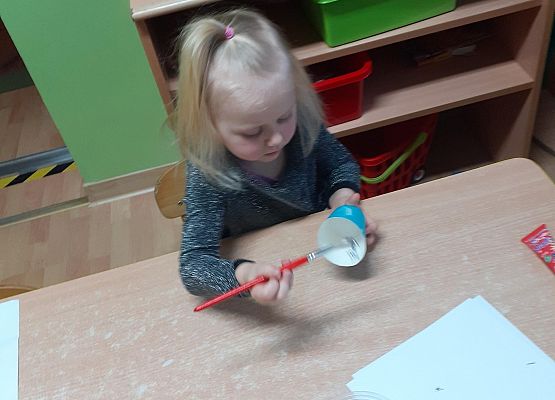 Grafika 36: Przygotowania dzieci z młodszej grupy do Dnia Babci i Dziadka