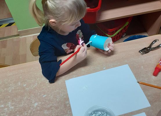 Grafika 37: Przygotowania dzieci z młodszej grupy do Dnia Babci i Dziadka