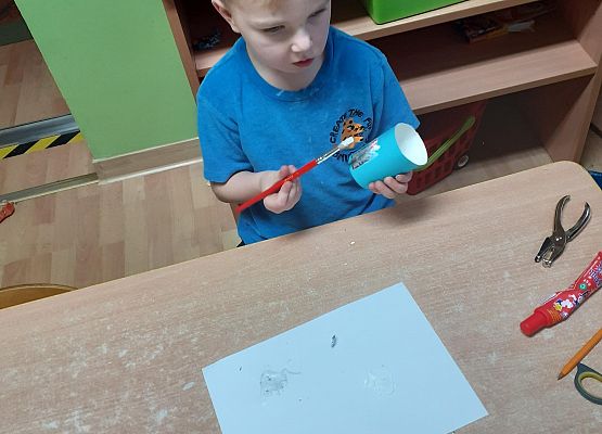 Grafika 39: Przygotowania dzieci z młodszej grupy do Dnia Babci i Dziadka