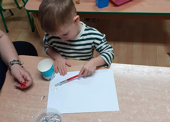 Grafika 40: Przygotowania dzieci z młodszej grupy do Dnia Babci i Dziadka