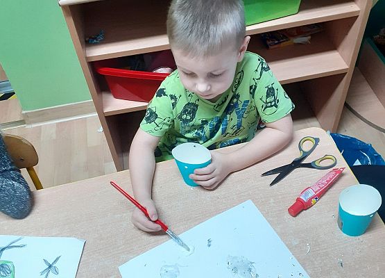 Grafika 41: Przygotowania dzieci z młodszej grupy do Dnia Babci i Dziadka