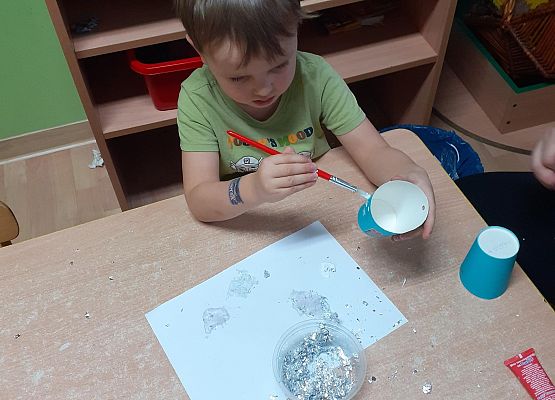 Grafika 42: Przygotowania dzieci z młodszej grupy do Dnia Babci i Dziadka