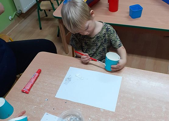 Grafika 34: Przygotowania dzieci z młodszej grupy do Dnia Babci i Dziadka