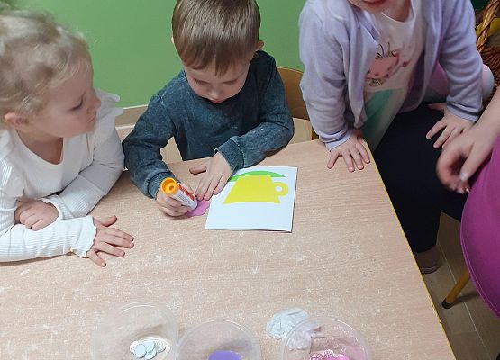 Grafika 46: Przygotowania dzieci z młodszej grupy do Dnia Babci i Dziadka