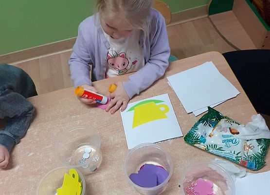 Grafika 47: Przygotowania dzieci z młodszej grupy do Dnia Babci i Dziadka