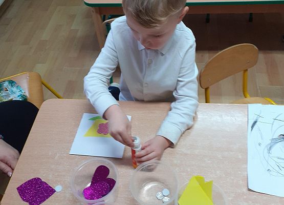 Grafika 49: Przygotowania dzieci z młodszej grupy do Dnia Babci i Dziadka