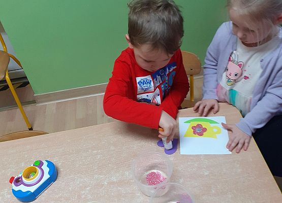 Grafika 50: Przygotowania dzieci z młodszej grupy do Dnia Babci i Dziadka