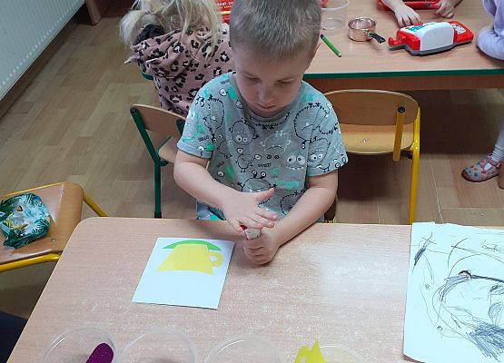 Grafika 57: Przygotowania dzieci z młodszej grupy do Dnia Babci i Dziadka