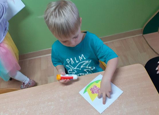 Grafika 51: Przygotowania dzieci z młodszej grupy do Dnia Babci i Dziadka